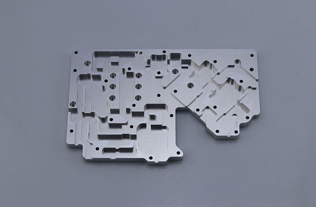 CNC數(shù)控機床在加工鋁料時，如何保證尺寸?